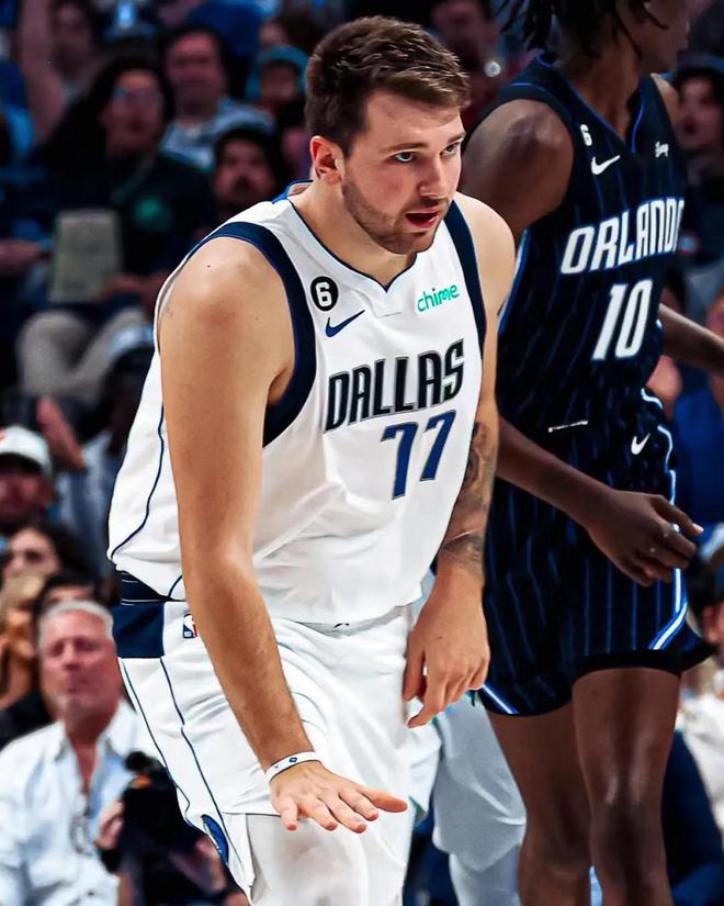 分球划破空 分球划破空